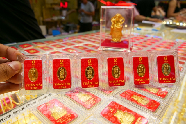 Người dân TP.HCM đổ xô đi mua vàng sớm để tránh cảnh chen lấn ngày Thần Tài - Ảnh 14.