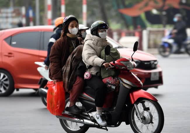  Chùm ảnh: Sinh viên túi to túi bé từ quê lên Hà Nội sau kỳ nghỉ Tết, chuyến này ăn cả tháng chưa hết đồ  - Ảnh 9.