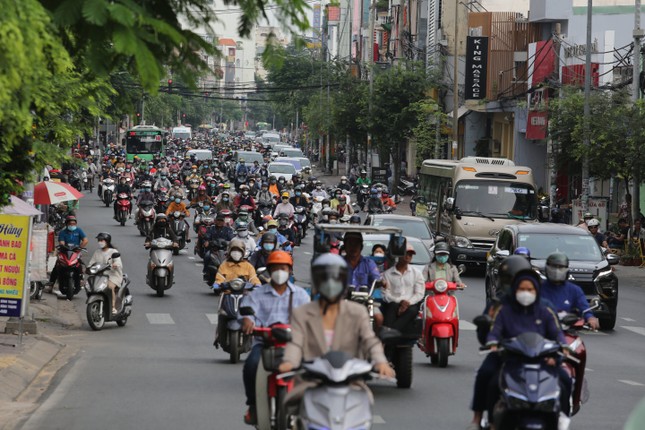 Trời se lạnh, người dân TPHCM mặc áo khoác tấp nập đi làm sau Tết - Ảnh 5.