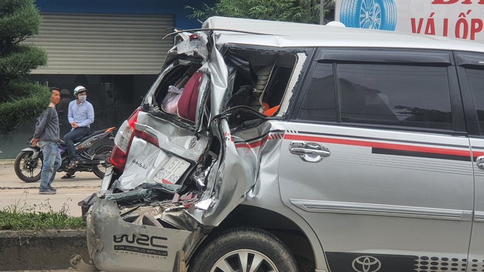 Quảng Ngãi: Tai nạn liên hoàn lúc chờ đèn đỏ, nhiều ô tô biến dạng - Ảnh 3.