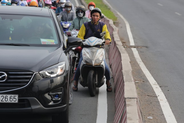 Trời se lạnh, người dân TPHCM mặc áo khoác tấp nập đi làm sau Tết - Ảnh 4.