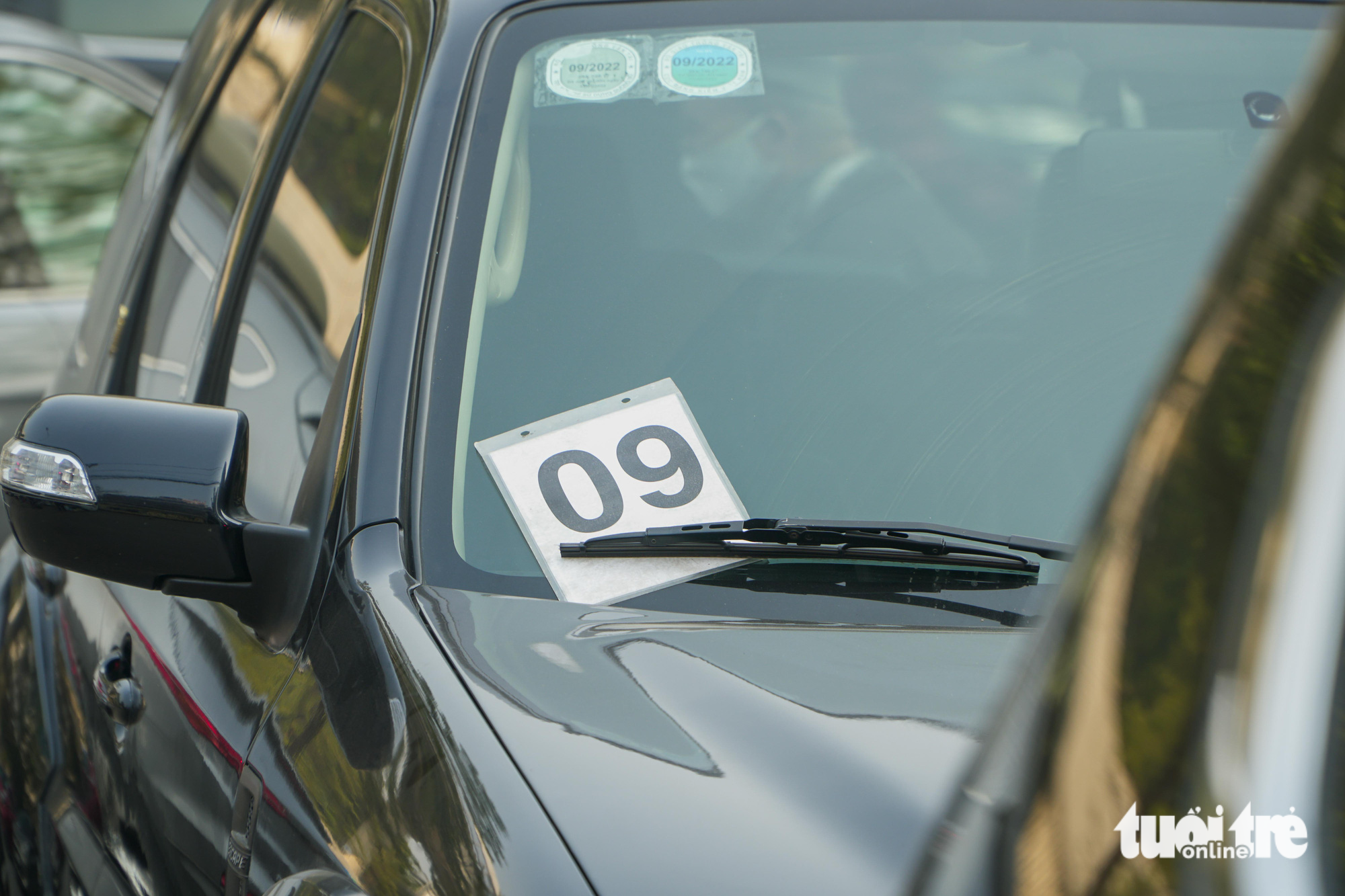 Mới đầu năm, người Hà Nội đã xếp hàng dài dằng dặc chờ đăng kiểm xe - Ảnh 3.