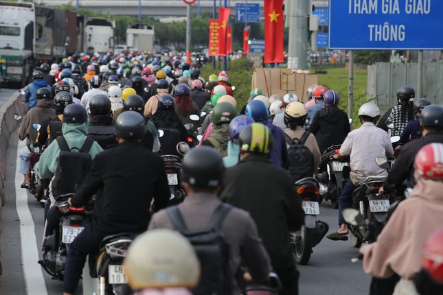 Trời se lạnh, người dân TPHCM mặc áo khoác tấp nập đi làm sau Tết - Ảnh 3.