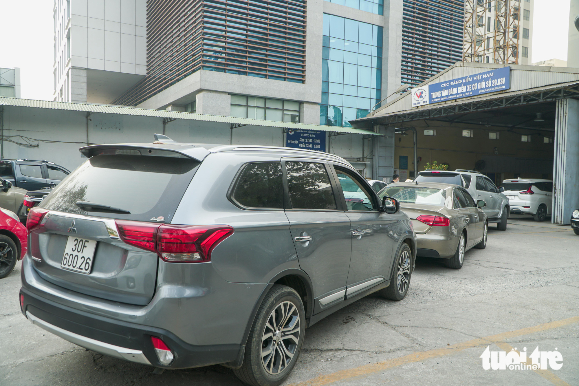 Mới đầu năm, người Hà Nội đã xếp hàng dài dằng dặc chờ đăng kiểm xe - Ảnh 2.