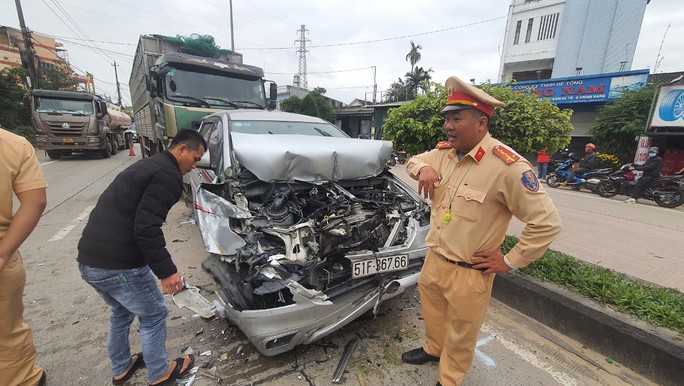 Quảng Ngãi: Tai nạn liên hoàn lúc chờ đèn đỏ, nhiều ô tô biến dạng - Ảnh 1.