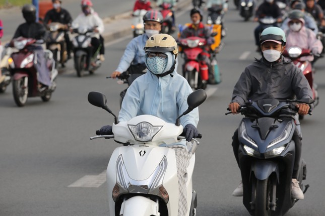 Trời se lạnh, người dân TPHCM mặc áo khoác tấp nập đi làm sau Tết - Ảnh 2.