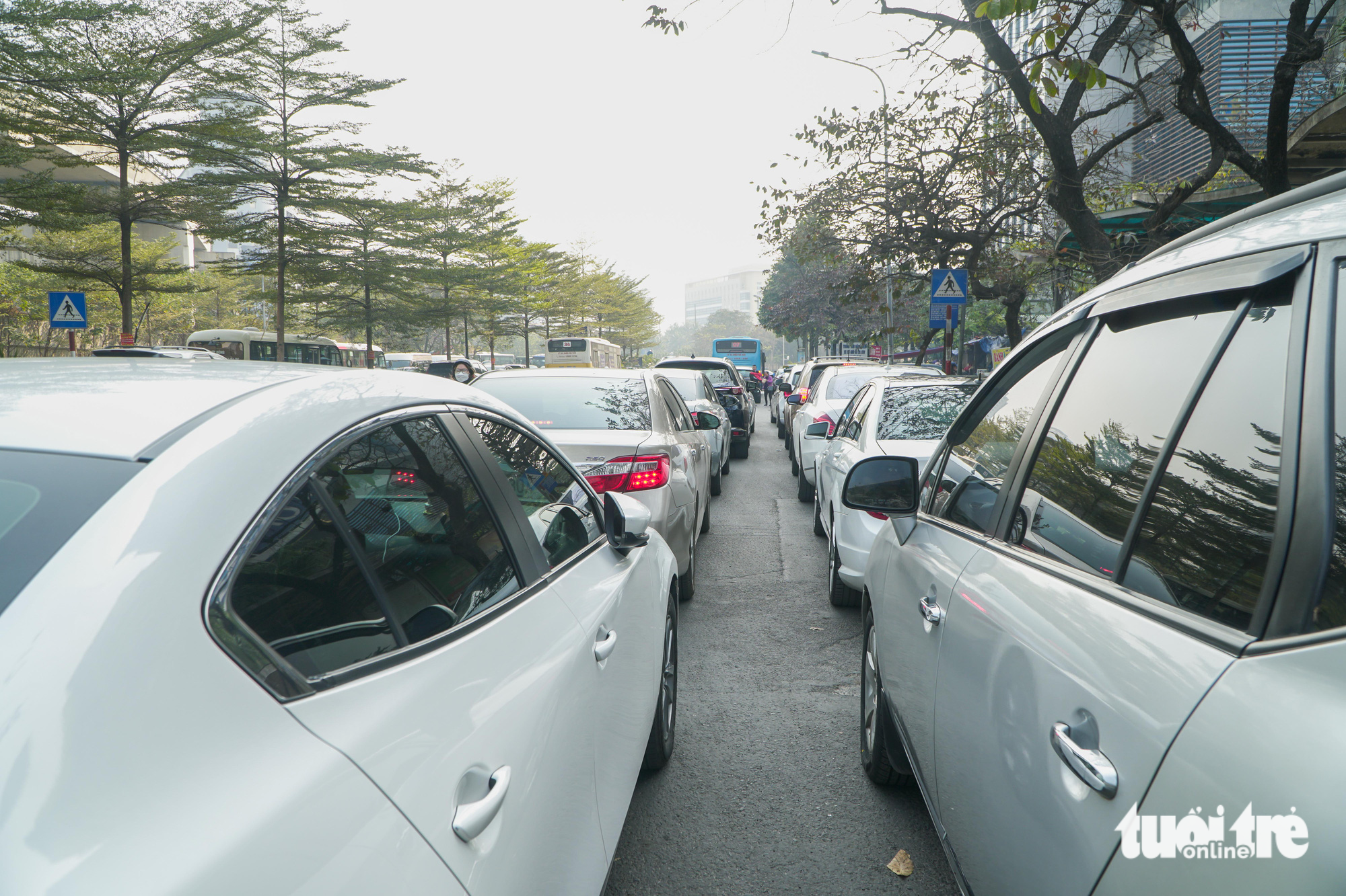 Mới đầu năm, người Hà Nội đã xếp hàng dài dằng dặc chờ đăng kiểm xe - Ảnh 1.