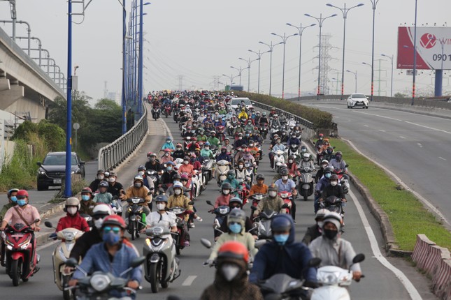 Trời se lạnh, người dân TPHCM mặc áo khoác tấp nập đi làm sau Tết - Ảnh 1.