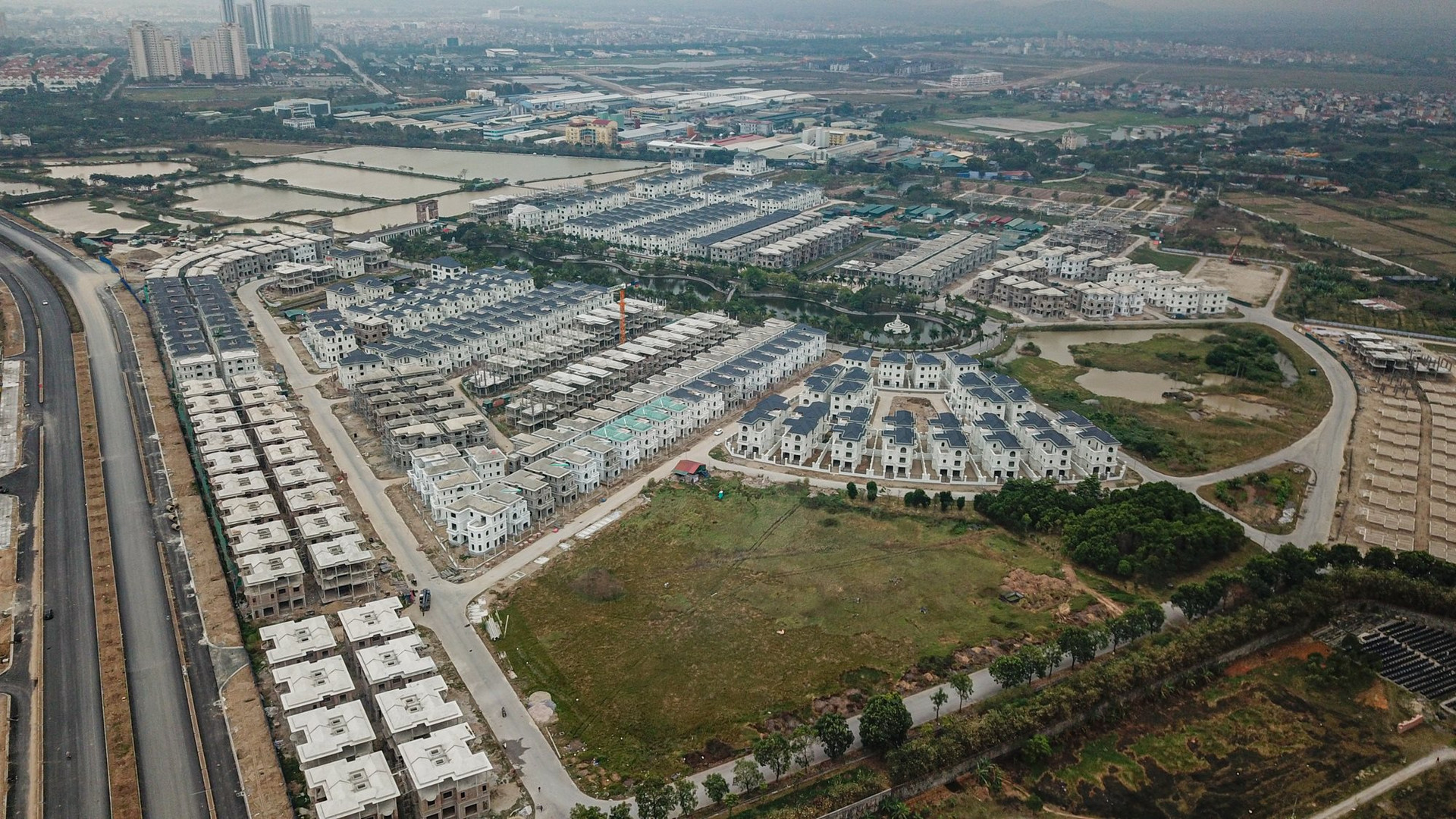 Biệt thự sát tuyến đại lộ 16 làn xe dài nhất, rộng nhất Việt Nam có giá chỉ từ 80 triệu đồng/m2 - Ảnh 8. Biệt thự sát tuyến đại lộ 16 làn xe dài nhất, rộng nhất Việt Nam có giá chỉ từ 80 triệu đồng/m2 - Ảnh 8.