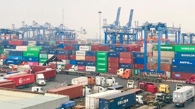 Xuất nhập khẩu hàng hóa của Việt Nam đột ngột giảm - Ảnh 1.