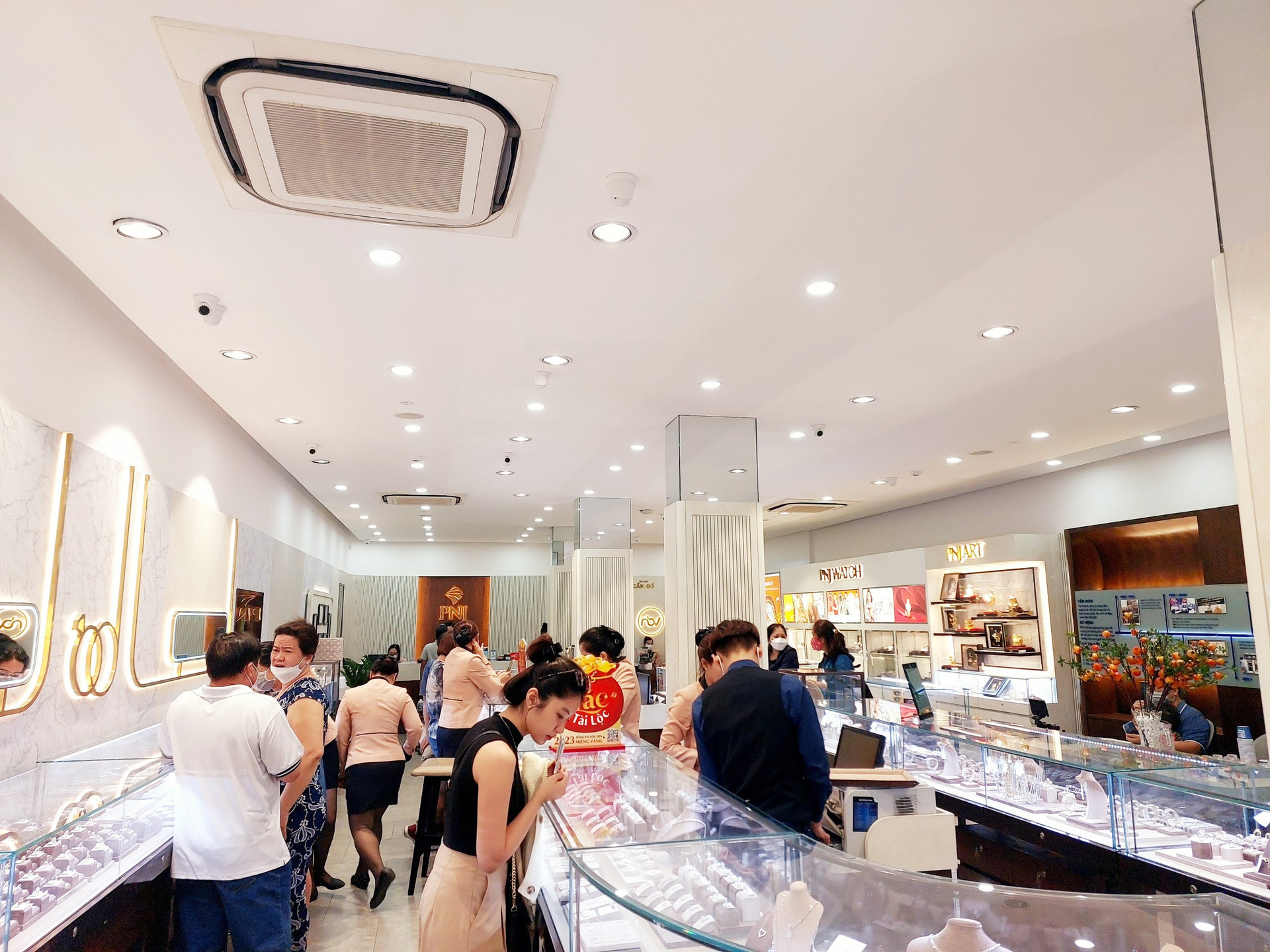 Nhộn nhịp mua vàng ngày Thần tài - Ảnh 6. Nhộn nhịp mua vàng ngày Thần tài - Ảnh 6.