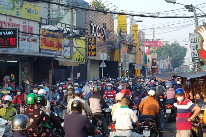 Phố cá lóc nướng ở TP.HCM đông nghẹt ngày vía Thần Tài, tiểu thương phấn khởi vì hốt bạc - Ảnh 8.