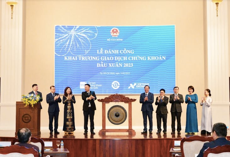 Tân Chủ tịch UBCK giao nhiệm vụ tại Lễ đánh cồng sàn HoSE: Trọng tâm 2023 sẽ hoàn thiện hệ thống KRX, tiếp tục kế hoạch nâng hạng TTCK - Ảnh 1. Tân Chủ tịch UBCK giao nhiệm vụ tại Lễ đánh cồng sàn HoSE: Trọng tâm 2023 sẽ hoàn thiện hệ thống KRX, tiếp tục kế hoạch nâng hạng TTCK - Ảnh 1.