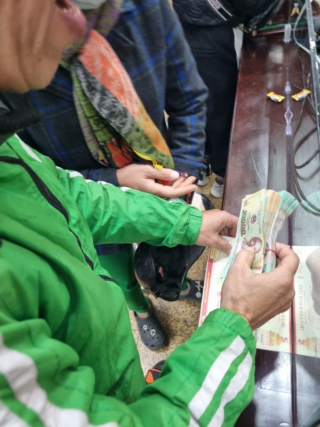 Khác lạ ngày vía Thần tài: Bán 2 cây vàng, mua vào 1 chỉ - Ảnh 4. Khác lạ ngày vía Thần tài: Bán 2 cây vàng, mua vào 1 chỉ - Ảnh 4.