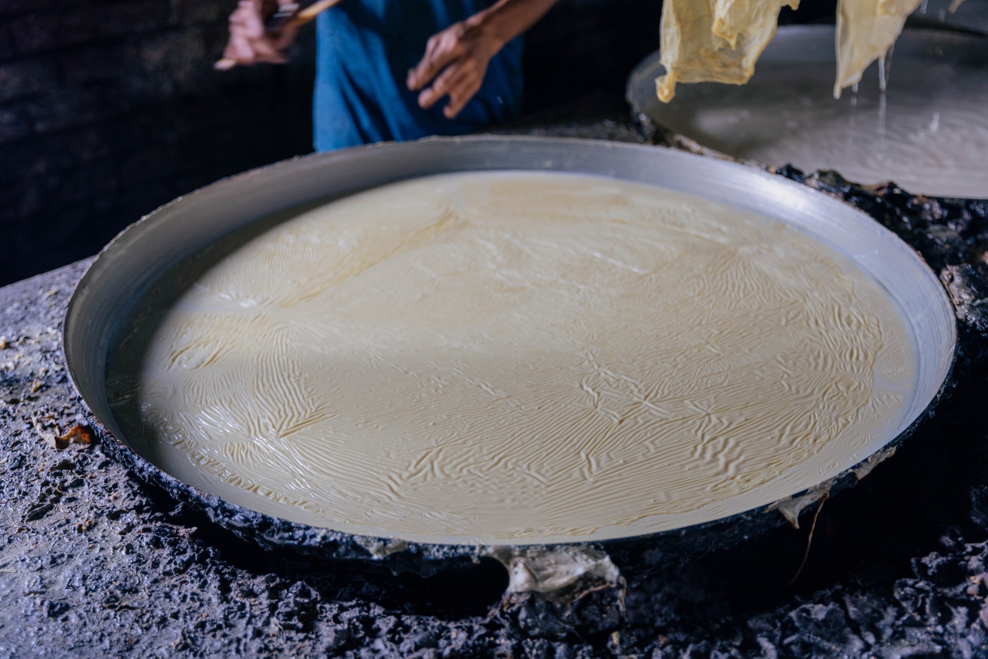 Cận cảnh ngôi làng trăm tuổi ở miền Tây bao đời làm món tàu hũ ky, muốn giàu phải chịu được sức nóng - Ảnh 4.