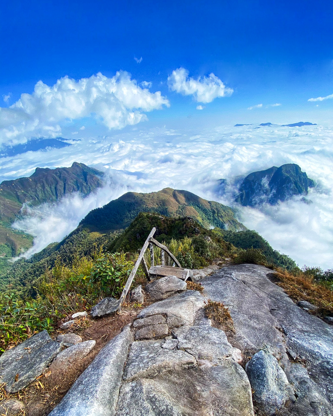 Giới trẻ rủ nhau chinh phục biển mây giữa đại ngàn Tây Bắc, cung đường đầy thử thách nhưng thành quả khiến ai cũng tự hào - Ảnh 4.