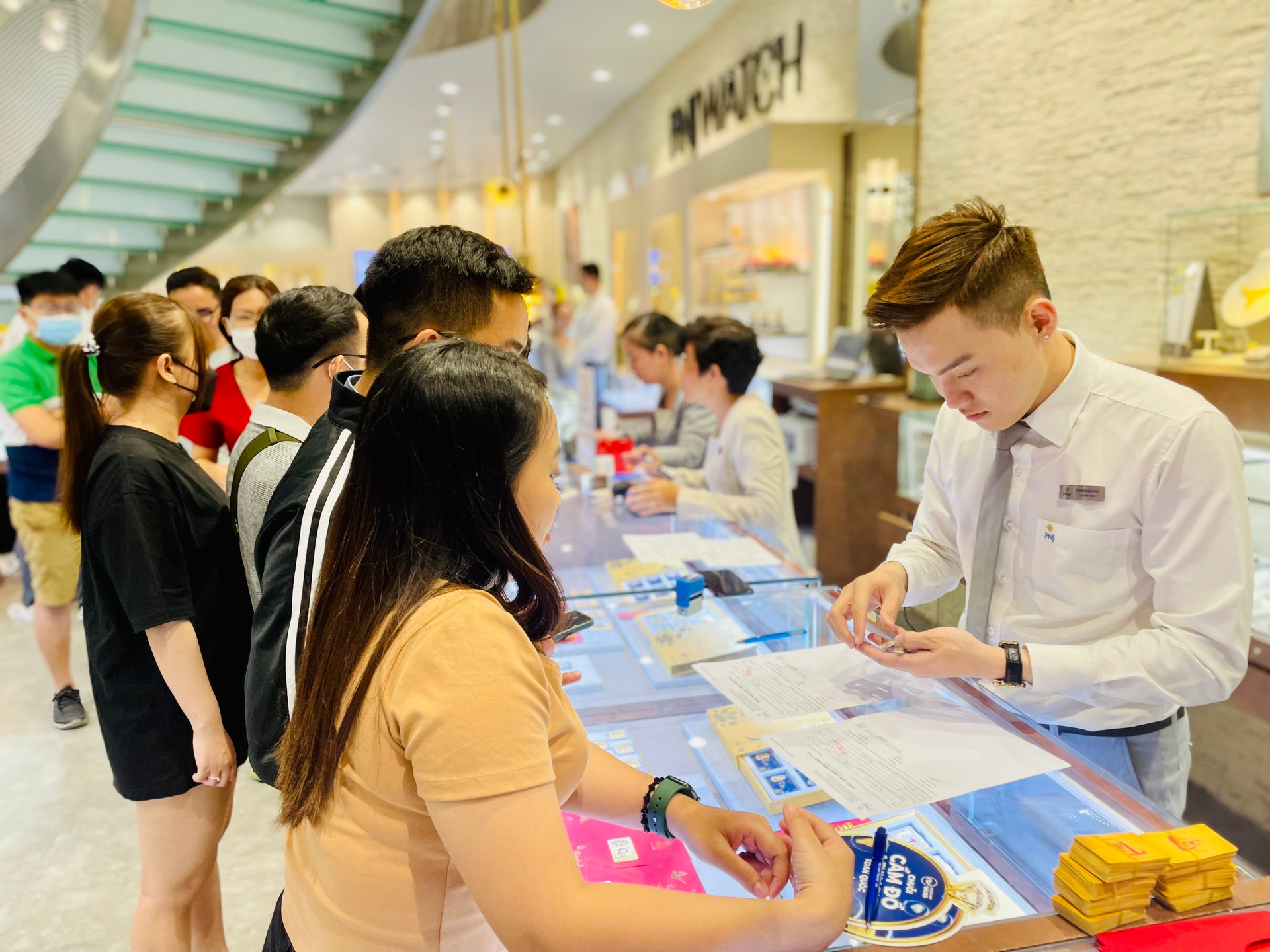 Nhộn nhịp mua vàng ngày Thần tài - Ảnh 5. Nhộn nhịp mua vàng ngày Thần tài - Ảnh 5.