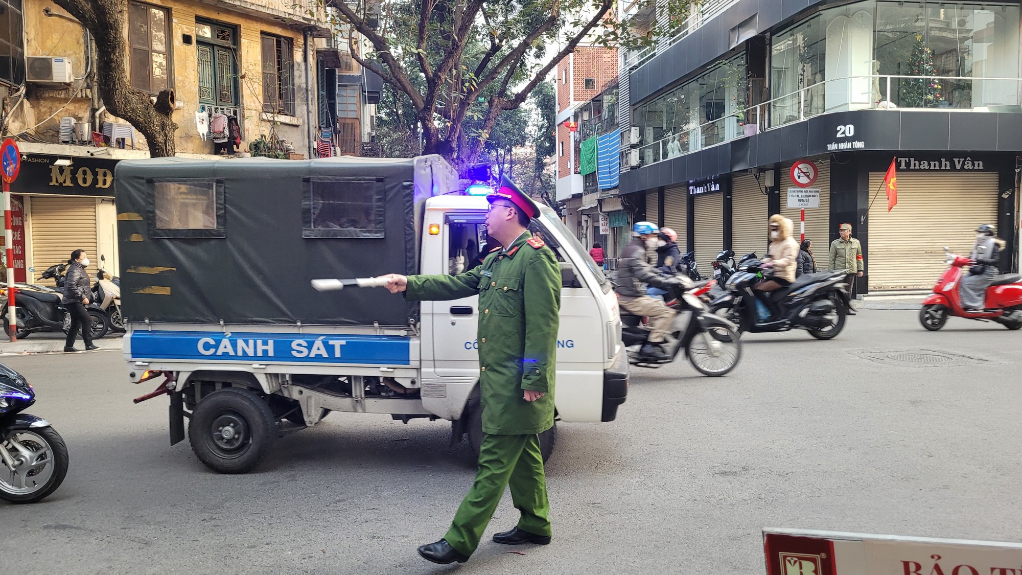 Xếp hàng mua vàng ngày vía Thần Tài: Cụ ông Hà Nội 16 năm liền được mua đầu tiên, mỗi lần mua đúng 2 chỉ - Ảnh 10.