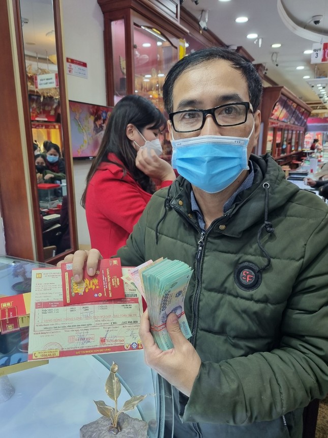 Khác lạ ngày vía Thần tài: Bán 2 cây vàng, mua vào 1 chỉ - Ảnh 3. Khác lạ ngày vía Thần tài: Bán 2 cây vàng, mua vào 1 chỉ - Ảnh 3.