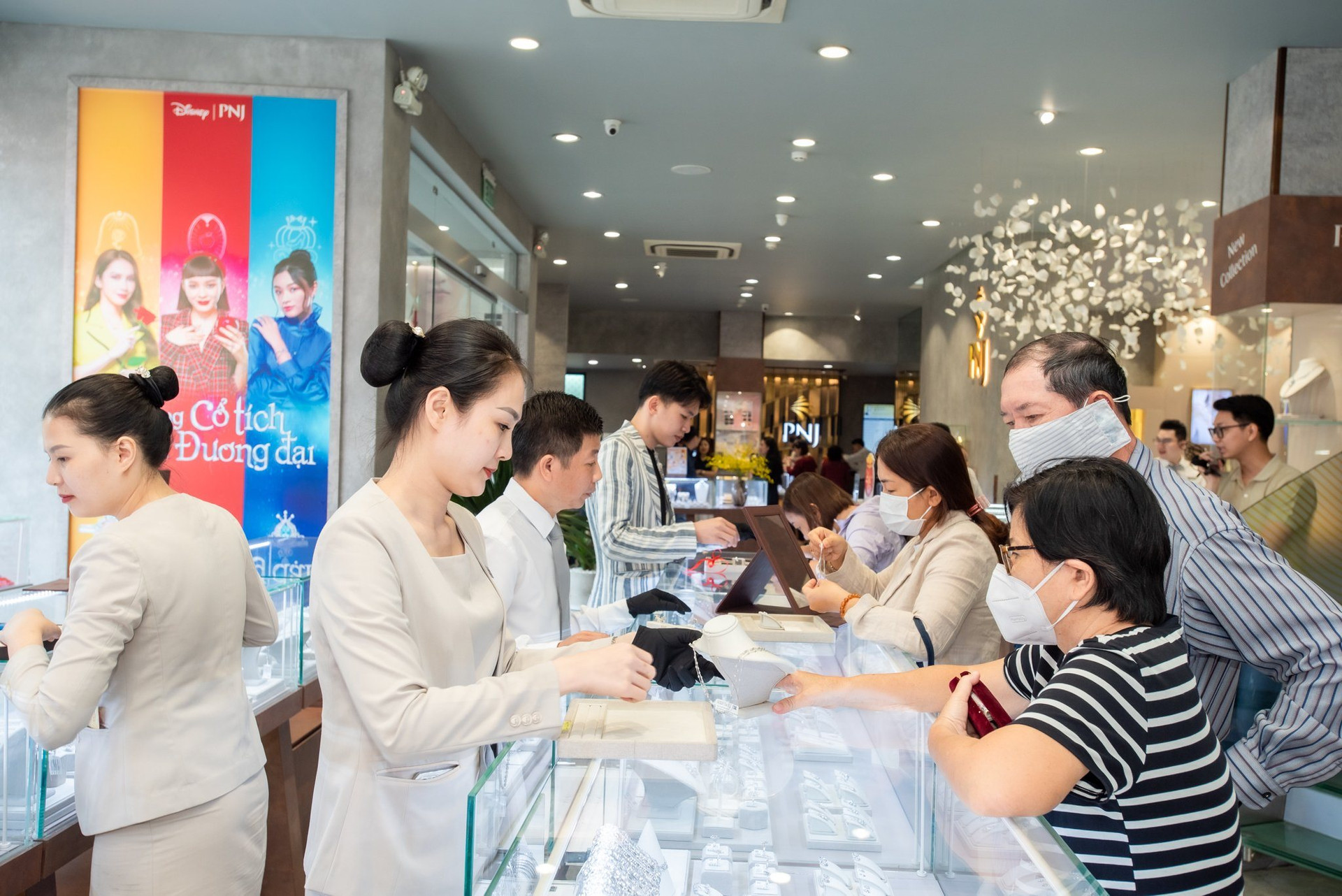 Nhộn nhịp mua vàng ngày Thần tài - Ảnh 4. Nhộn nhịp mua vàng ngày Thần tài - Ảnh 4.