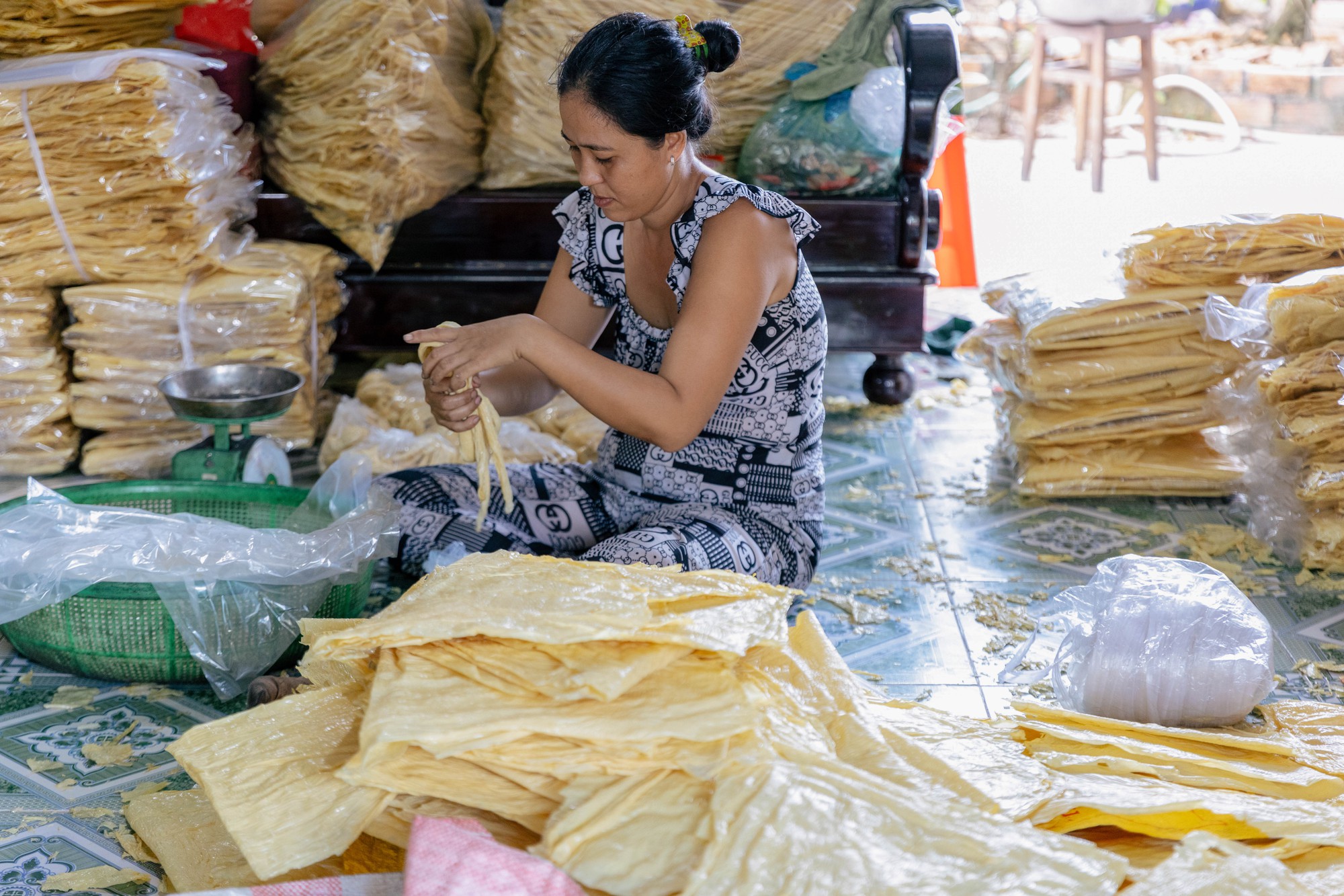 Cận cảnh ngôi làng trăm tuổi ở miền Tây bao đời làm món tàu hũ ky, muốn giàu phải chịu được sức nóng - Ảnh 12.