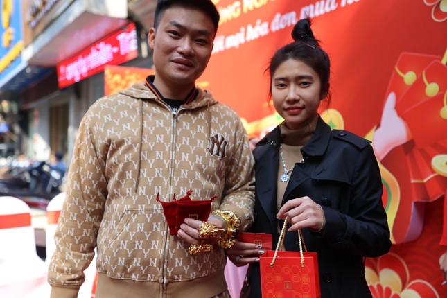 Khác lạ ngày vía Thần tài: Bán 2 cây vàng, mua vào 1 chỉ - Ảnh 2. Khác lạ ngày vía Thần tài: Bán 2 cây vàng, mua vào 1 chỉ - Ảnh 2.