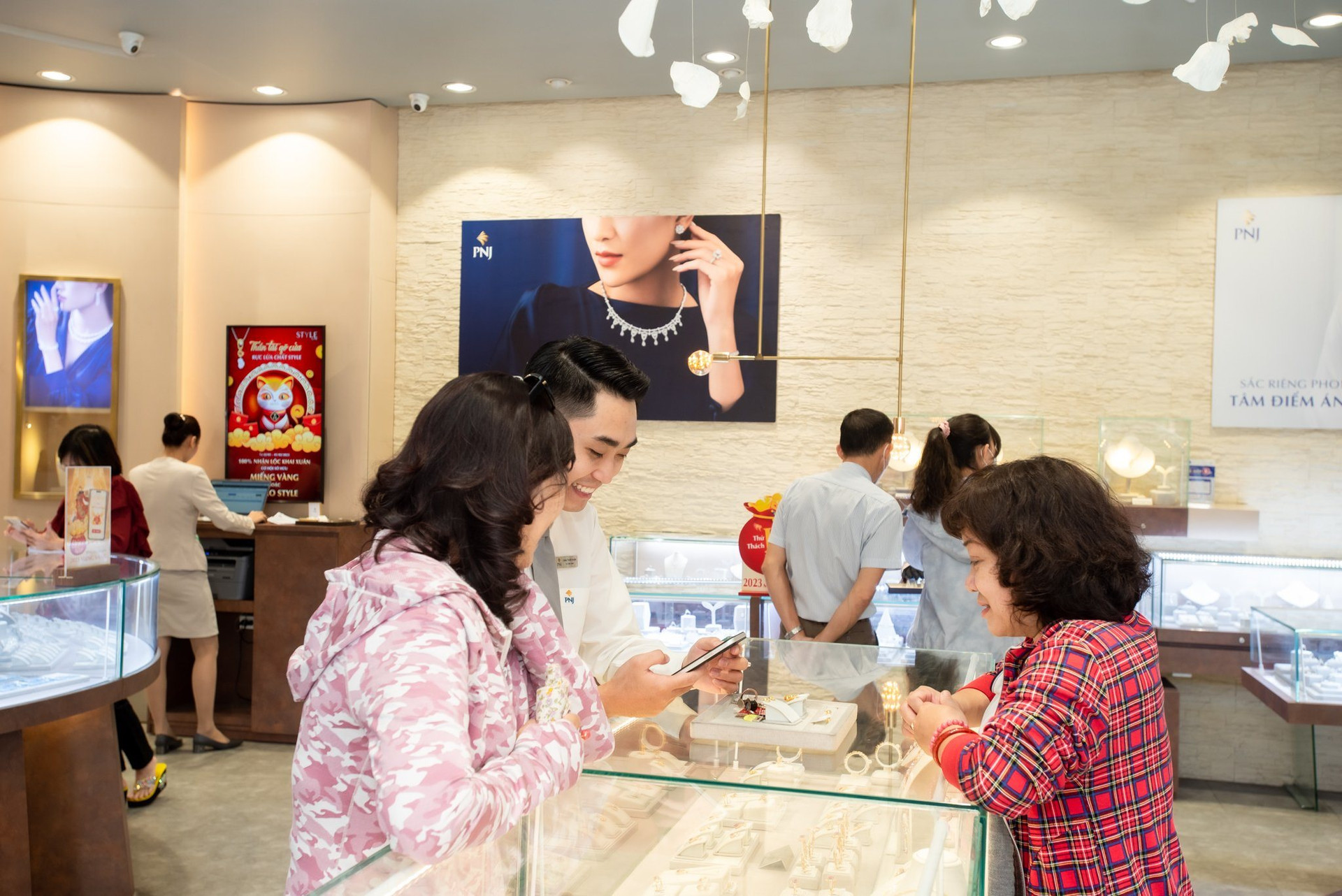 Nhộn nhịp mua vàng ngày Thần tài - Ảnh 3. Nhộn nhịp mua vàng ngày Thần tài - Ảnh 3.