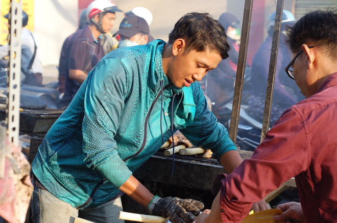 Phố cá lóc nướng ở TP.HCM đông nghẹt ngày vía Thần Tài, tiểu thương phấn khởi vì hốt bạc - Ảnh 5.