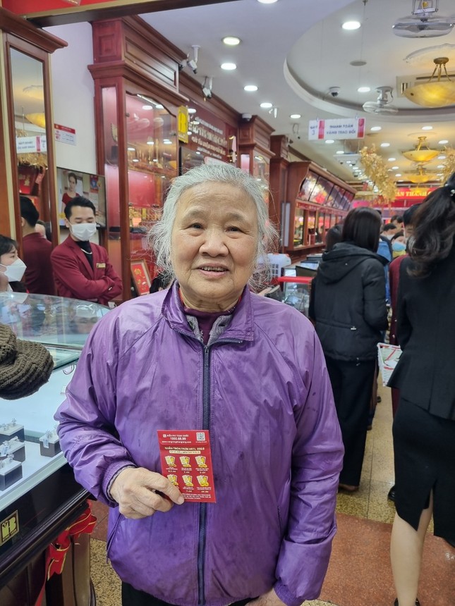 Khác lạ ngày vía Thần tài: Bán 2 cây vàng, mua vào 1 chỉ - Ảnh 1. Khác lạ ngày vía Thần tài: Bán 2 cây vàng, mua vào 1 chỉ - Ảnh 1.