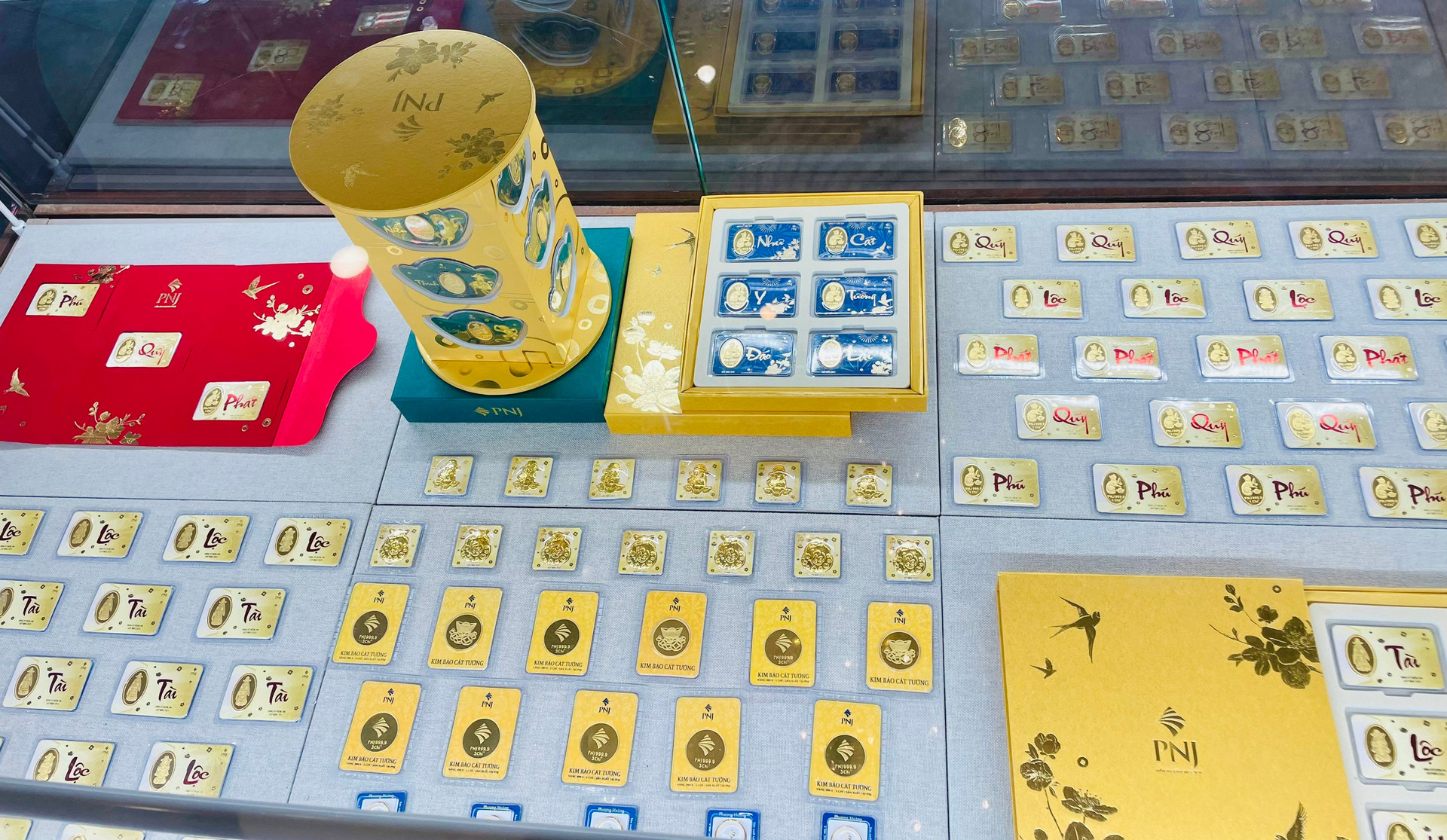 Nhộn nhịp mua vàng ngày Thần tài - Ảnh 2. Nhộn nhịp mua vàng ngày Thần tài - Ảnh 2.