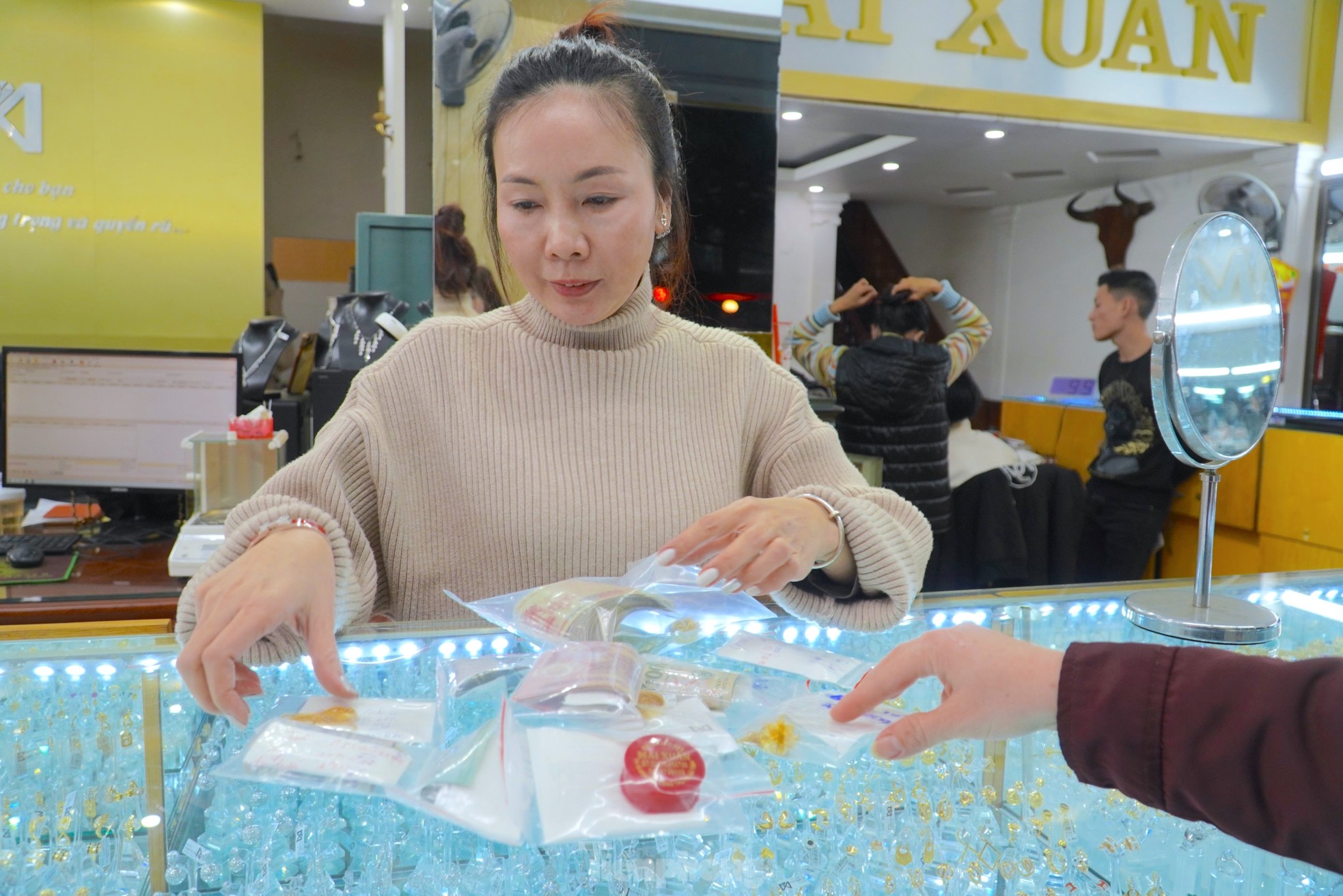 Rầm rập chốt đơn, đặt cọc mua mèo vàng tài lộc lấy vía Thần tài - Ảnh 4. Rầm rập chốt đơn, đặt cọc mua mèo vàng tài lộc lấy vía Thần tài - Ảnh 4.