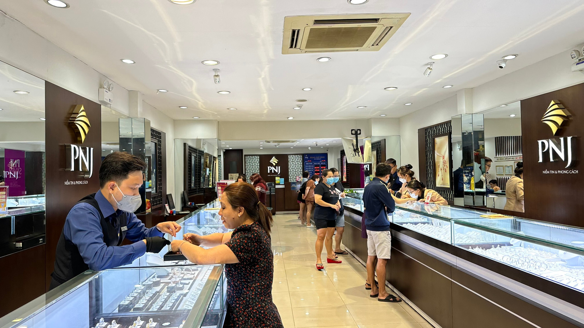 Nhộn nhịp mua vàng ngày Thần tài - Ảnh 1. Nhộn nhịp mua vàng ngày Thần tài - Ảnh 1.