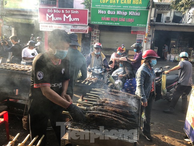 Thức xuyên đêm nướng 5 tấn cá lóc bán ngày vía Thần tài - Ảnh 5.