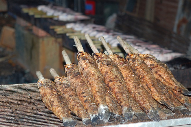 Phố cá lóc nướng ở TP.HCM đông nghẹt ngày vía Thần Tài, tiểu thương phấn khởi vì hốt bạc - Ảnh 3.