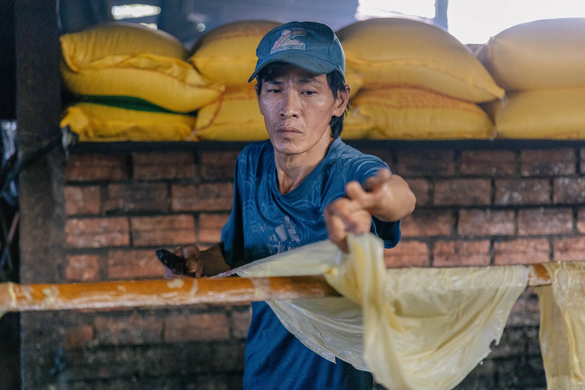 Cận cảnh ngôi làng trăm tuổi ở miền Tây bao đời làm món tàu hũ ky, muốn giàu phải chịu được sức nóng - Ảnh 9.