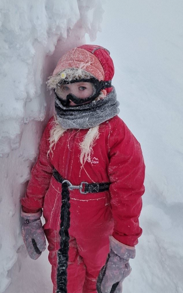 Cô bé 5 tuổi trở thành người trẻ nhất thế giới leo lên đỉnh núi cao nhất nước Anh trong vòng chưa đầy 48 giờ: Biết được mục đích khiến ai cũng cảm động - Ảnh 3.