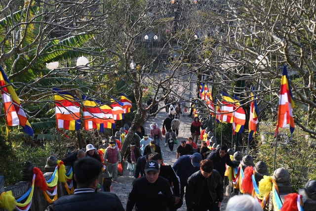 Phật tử và khách du lịch thích thú với cảnh yên bình trong ngày khai hội Yên Tử - Ảnh 10.