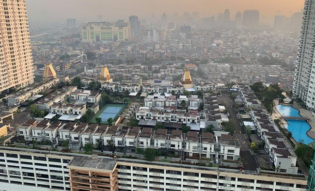 Đất chật, Indonesia xây làng biệt thự trên nóc trung tâm thương mại rộng hơn 12.000m2: Chẳng sợ lũ lụt, giá thuê gần 30 triệu/tháng - Ảnh 1.