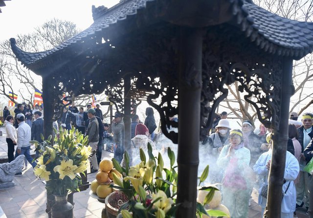 Phật tử và khách du lịch thích thú với cảnh yên bình trong ngày khai hội Yên Tử - Ảnh 9.