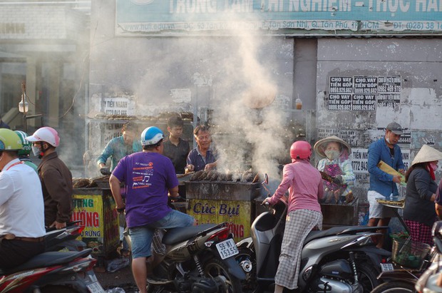 Phố cá lóc nướng ở TP.HCM đông nghẹt ngày vía Thần Tài, tiểu thương phấn khởi vì hốt bạc - Ảnh 1.