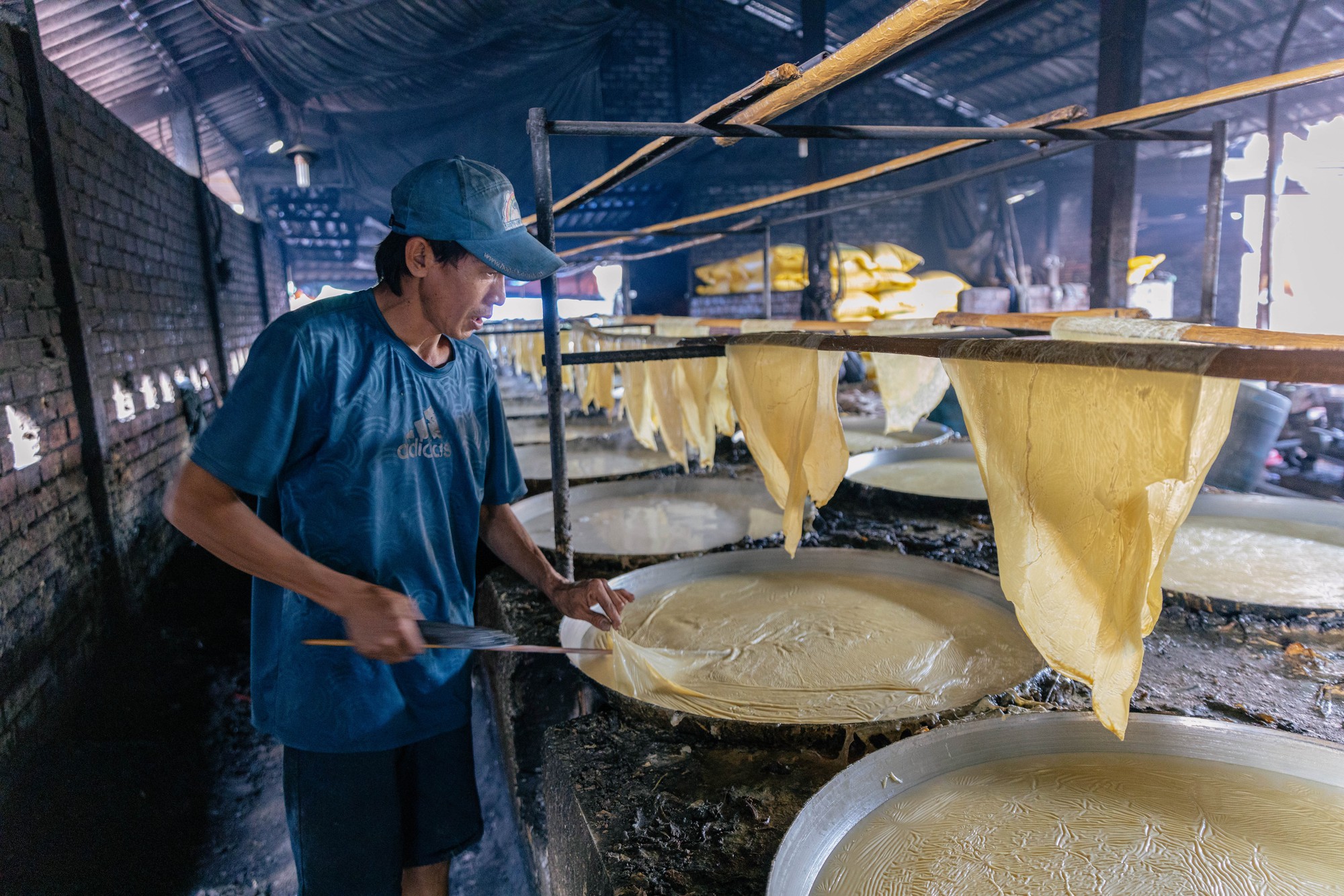 Cận cảnh ngôi làng trăm tuổi ở miền Tây bao đời làm món tàu hũ ky, muốn giàu phải chịu được sức nóng - Ảnh 7.