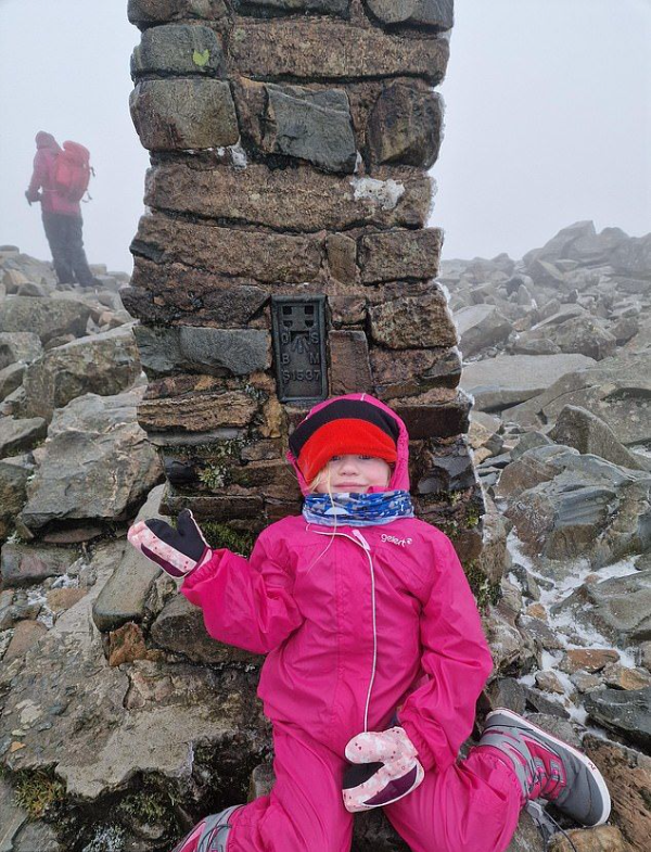 Cô bé 5 tuổi trở thành người trẻ nhất thế giới leo lên đỉnh núi cao nhất nước Anh trong vòng chưa đầy 48 giờ: Biết được mục đích khiến ai cũng cảm động - Ảnh 1.
