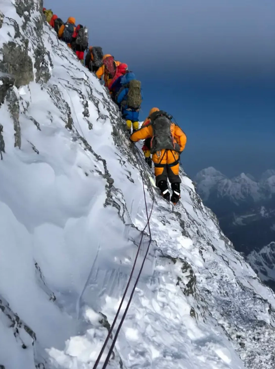 Nghĩa địa trắng trên đỉnh Everest: Mạo hiểm mạng sống để chinh phục nóc nhà thế giới, nhiều nhà leo núi chẳng thể tìm được đường về nhà - Ảnh 3.