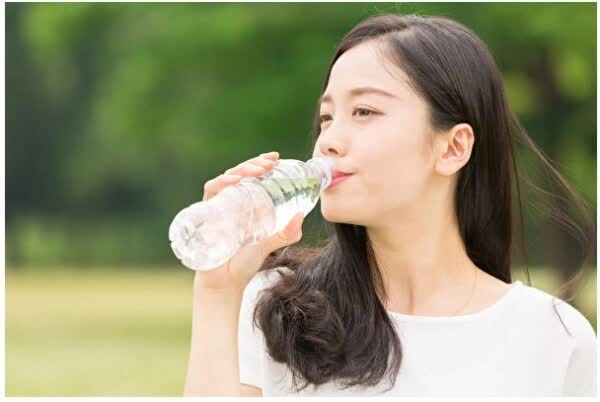7 mẹo uống nước giúp giải độc và chăm sóc sức khỏe cực đơn giản nhưng ít ai làm được - Ảnh 1.
