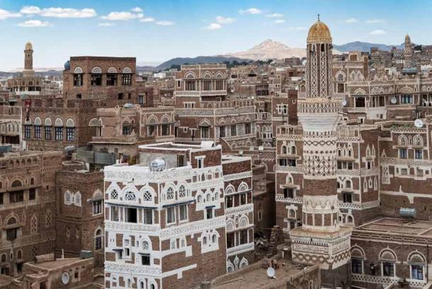 Những ngôi nhà chọc trời bằng bùn đất ở Yemen: Không dùng giàn giáo để xây dựng, phải liên tục được bảo trì vì bị thiên nhiên tác động - Ảnh 1.