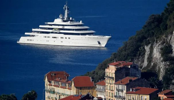 Hé lộ tuyệt chiêu thoát cấm vận của tỷ phú Nga Abramovich, người con 9 tuổi bỗng chốc trở thành tỷ phú USD - Ảnh 3.