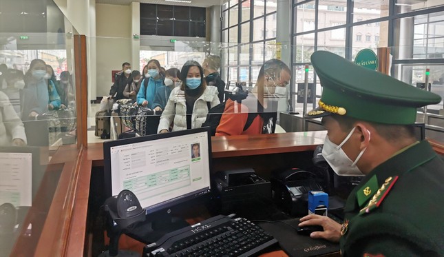 Hàng trăm người xếp hàng chờ xuất cảnh sang Trung Quốc ở cửa khẩu Móng Cái - Ảnh 9.