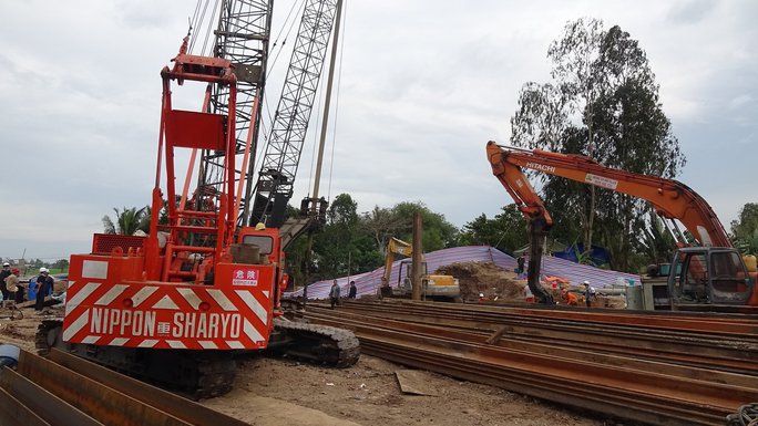 Diễn biến mới nhất vụ bé trai lọt vào trụ bê-tông sâu 35m - Ảnh 5. Diễn biến mới nhất vụ bé trai lọt vào trụ bê-tông sâu 35m - Ảnh 5.