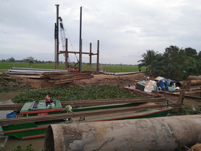 Diễn biến mới nhất vụ bé trai lọt vào trụ bê-tông sâu 35m - Ảnh 3. Diễn biến mới nhất vụ bé trai lọt vào trụ bê-tông sâu 35m - Ảnh 3.
