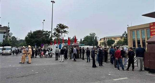 Hàng trăm người xếp hàng chờ xuất cảnh sang Trung Quốc ở cửa khẩu Móng Cái - Ảnh 5.